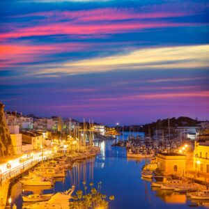 Ciutadella Menorca, puerto deportivo, puesta de sol, ayuntamiento y catedral en las Islas Baleares